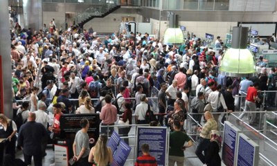 Atatürk Havalimanı'nda İzdiham! 10 Günlük Tatilin Başladığı Akşam Yolcular Akın Etti