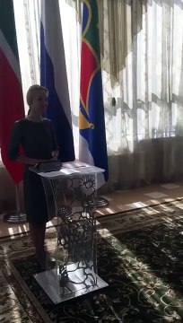 Un homme se présente au mariage de son Ex avec un costume très drôle !