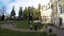 Une femme regarde un drone finit par tomber dans une fontaine !