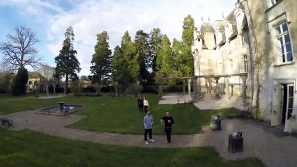 Mujer quiere divertirse con un dron y acaba cayéndose en una fuente