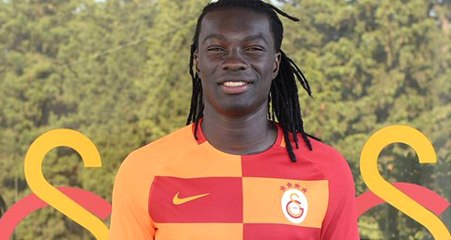 Galatasaray Taraftarı, Irkçı Saldırıya Uğrayan Gomis İçin Maske Taktı