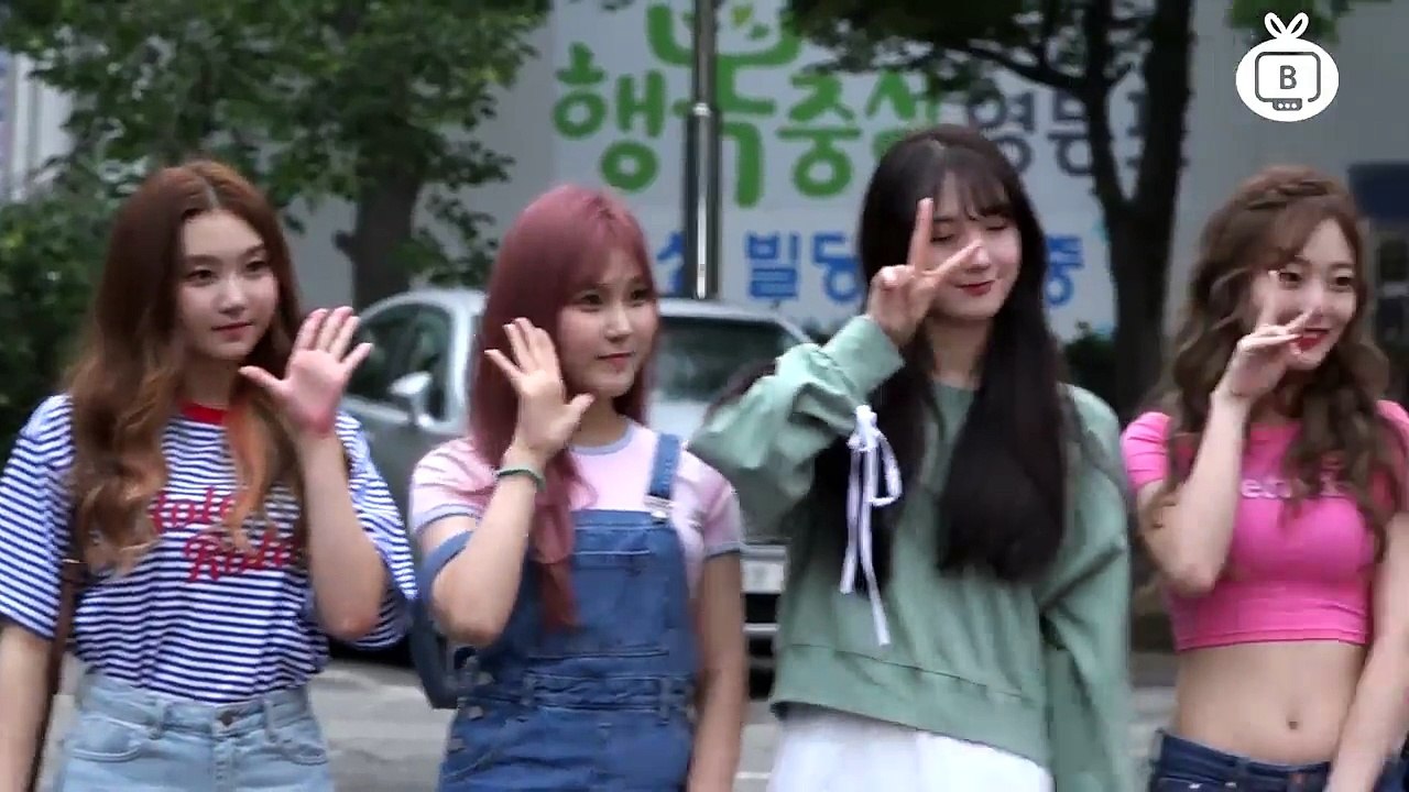 [Z영상] 프리스틴-위키미키, 과즙미 톡톡! 귀여운 걸그룹(뮤뱅 출근길)