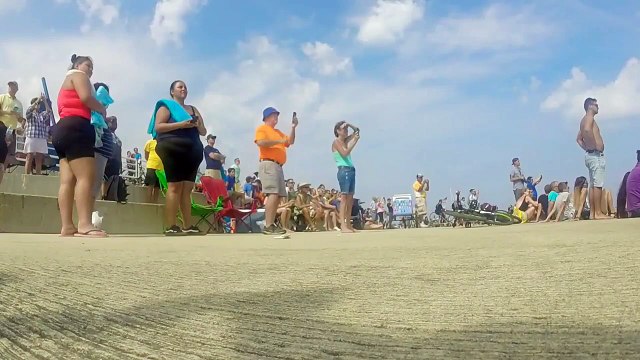 ¡Impresionante! Este caza pasa a poca distancia del público