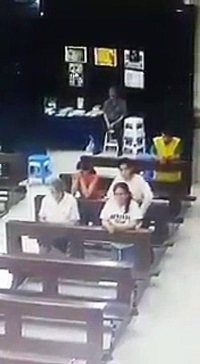 Robo de celular en plena Iglesia