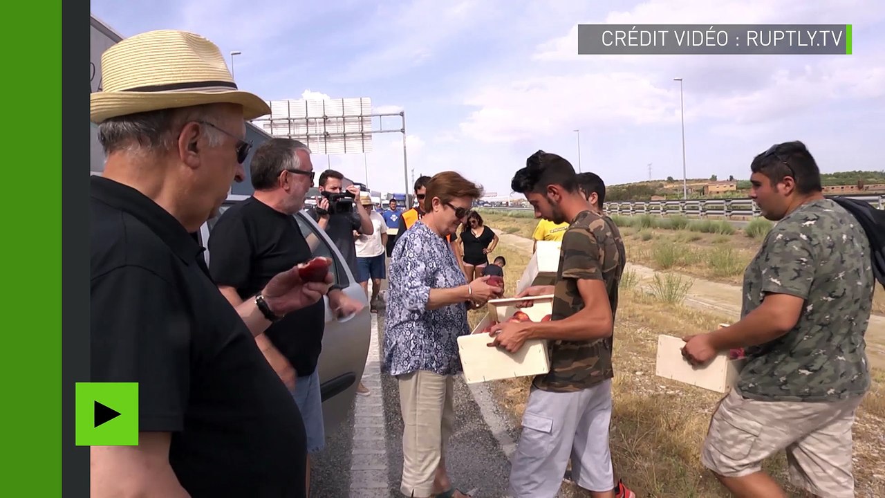 Mobilisation pour le prix des pêches : des agriculteurs espagnols perturbent la circulation