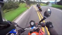 2 motards grills par un cycliste dans une descente... Dingue