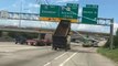 Un camion poubelle détruit un panneau d'autoroute à toute vitesse