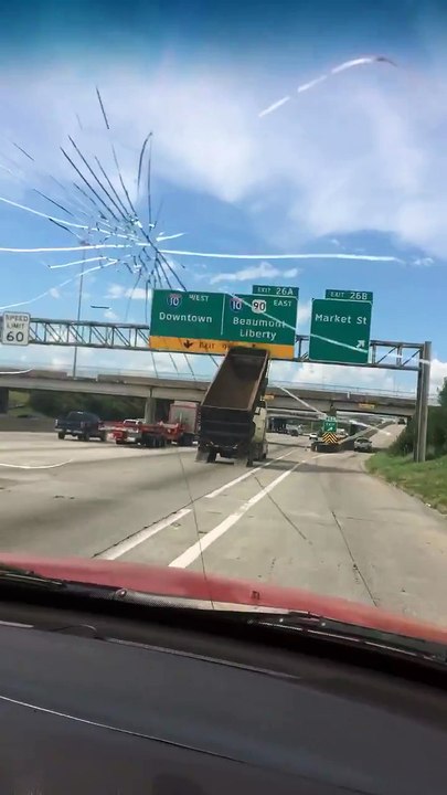 Un camion poubelle détruit un panneau d'autoroute à toute vitesse