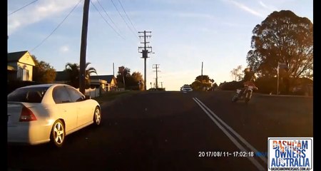 Un motard arrive trop vite dans une intersection.