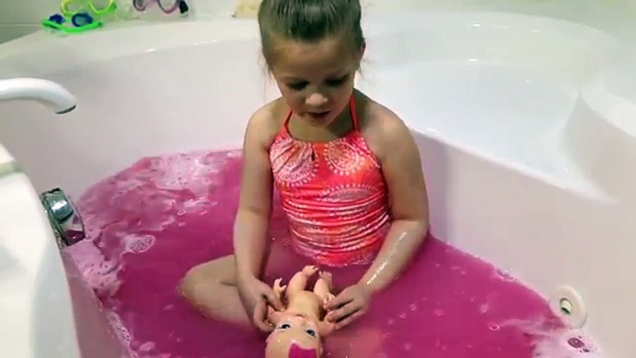 Vivo y bebé baño burbuja burbujas comer divertido lebistes sucio recreo tina orbeez