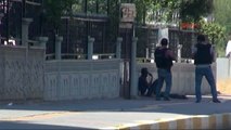 Diyarbakır'da Kafasına Silah Dayayan Kişi, İkna İçin Gelen Annesini Silahla Kovaladı
