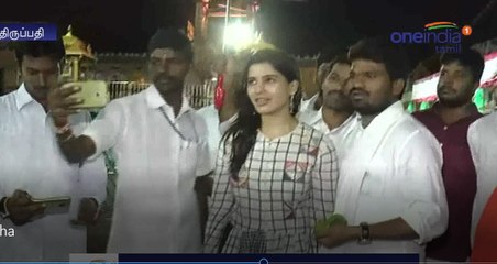 திருப்பதியில் ரசிகர்களுடன் செல்பி எடுத்த சமந்தா-வீடியோ