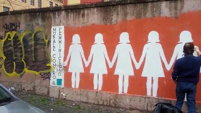 Restoring a mural painting against femicide Ripristino di un murale anti-femminicidio