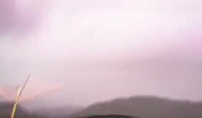 Balkondan fırtınayı görüntülemek istedi, yıldırım adamı teğet geçti