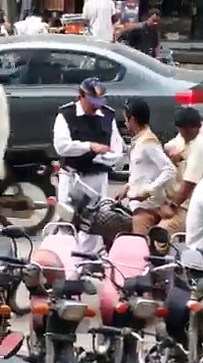 ویڈیو میں دیکھیں، کراچی میں ٹریفک پو لیس والا قانون توڑنے والوں کا چالان کرنے کی بجائے اپنی جیب گرم کر رہا ہے