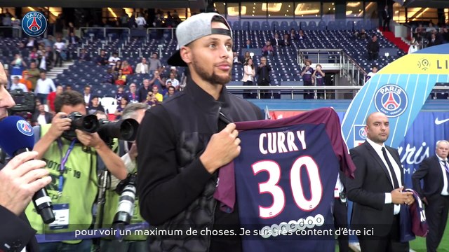 Stephen Curry au Parc des Princes pour donner le coup d'envoi de Paris SG - Saint-Etienne