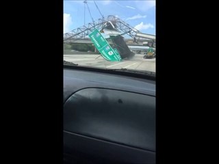 Télécharger la video: Ce camion poubelle arrache un panneau d'autoroute avec sa remorque