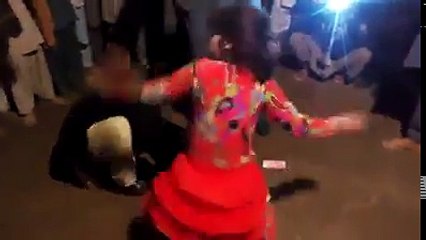 چھوٹی بچی کا ڈھول کی تھاپ پر رقص۔ ویڈیو: میاں یوسف۔ لاہور