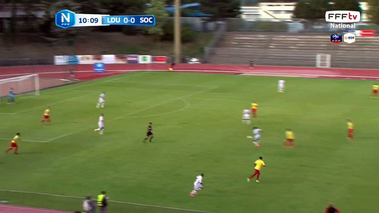 Débordement côté droit mais le goal intercepte...