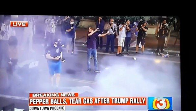 Un homme reçoit une bombe de gaz lacrymogènes entre les jambes.