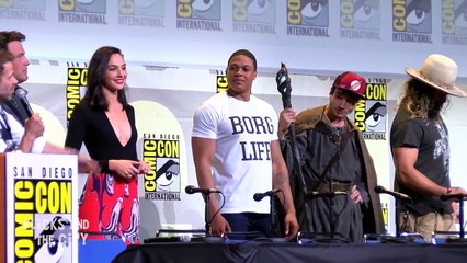 JUSTICE LEAGUE Assemble At Comic Con - Ben Affleck, Gal Gadot, Ezra Miller, Jason Momoa, R