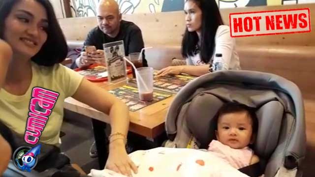 Hot News! Mudah Senyum, Putri Kecil Atiqah Hasiholan Gemas Banget - Cumicam 26 Agustus 2017