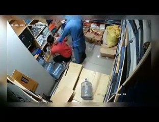 گارمنٹس شاپ کے عملے کو یرغمال بنا کر ڈکیتی کی ویڈیو دیکھیں۔ ویڈیو: ارشد علی۔ لاہور