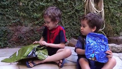 Download Video: Casco inflable Niños hombre araña para Inflable vs hombre araña juguetes infantil playning