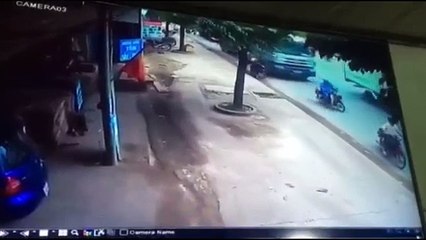 Camera ghi lại hình ảnh kinh hoàng 2 thanh niên nằm dưới bánh xe bồn