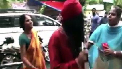 Swami Om Baba की फिरसे जमकर हुई पिटाई , औरतो के साथ की थी गन्दी हरकत