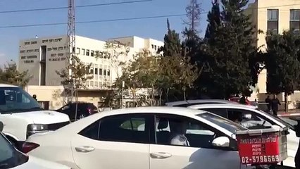 שיירת ראש הממשלה ונשיא המדינה כפי שלא ראיתם מעולם בצאתם  מטקס הלוויית הנשיא החמישי יצחק נבון. הר הרצל