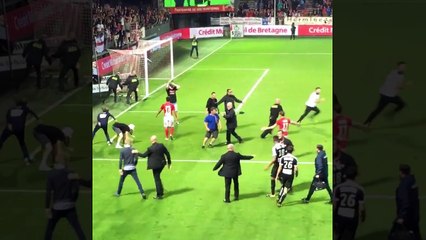 Le gardien Geoffrey Jourdren tire un ballon sur les supporters adverses