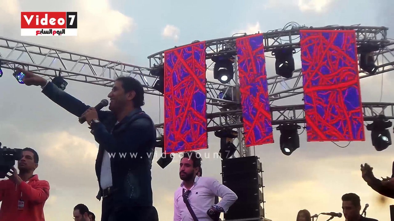 أحمد شيبه يغنى "اللى منى" لايف