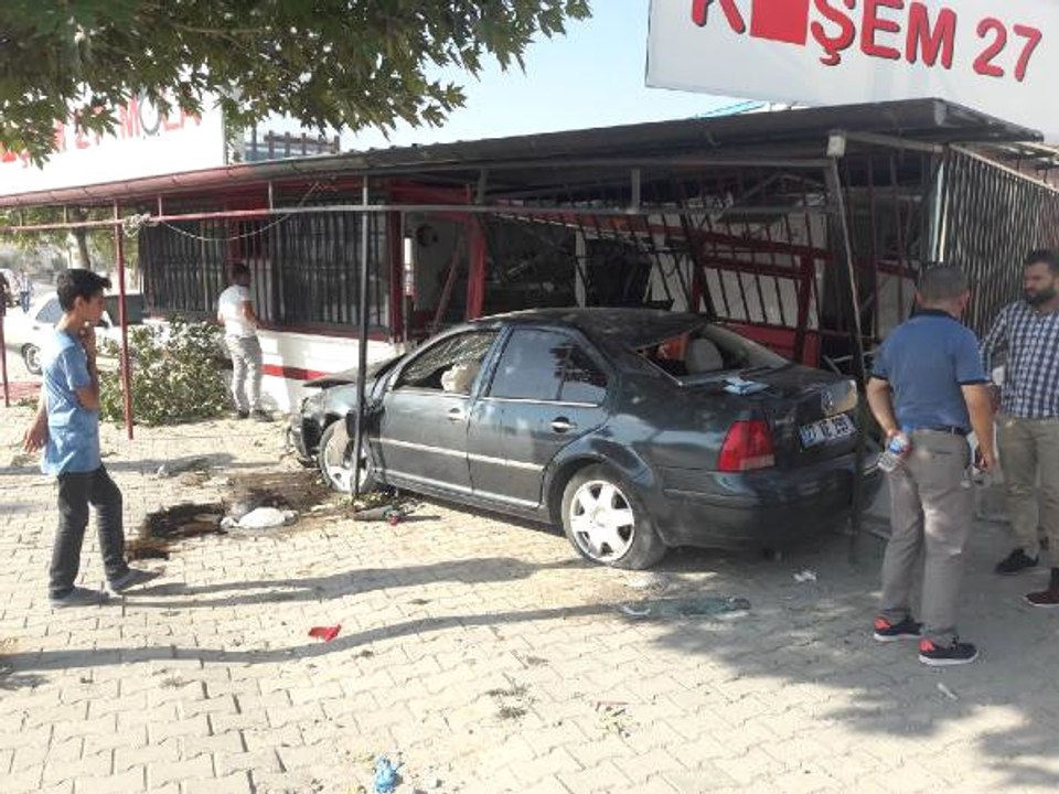 TIR'a Çarpmamak İçin Direksiyonu Kırınca Kafeye Girdi: 1 Ölü, 3 Yaralı