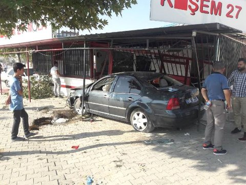TIR'a Çarpmamak İçin Direksiyonu Kırınca Kafeye Girdi: 1 Ölü, 3 Yaralı