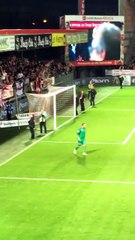 Geoffrey Jourdren tire dans le public de Brest et provoque un envahissement de terrain.