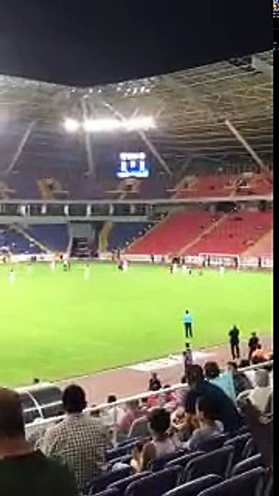 Mersinde taraftar sahaya girip Amedspor oyuncularına saldırdı