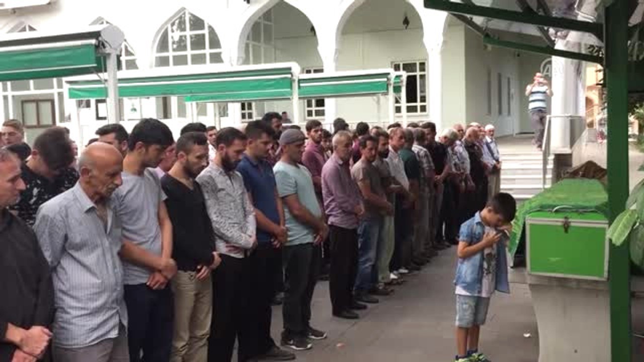 Özçekim Yaparken Elektrik Akımına Kapılarak Ölen Genç Defnedildi