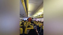 Bënë zhurmë në avion, turistët nxirren jashtë por plas grushti me policinë