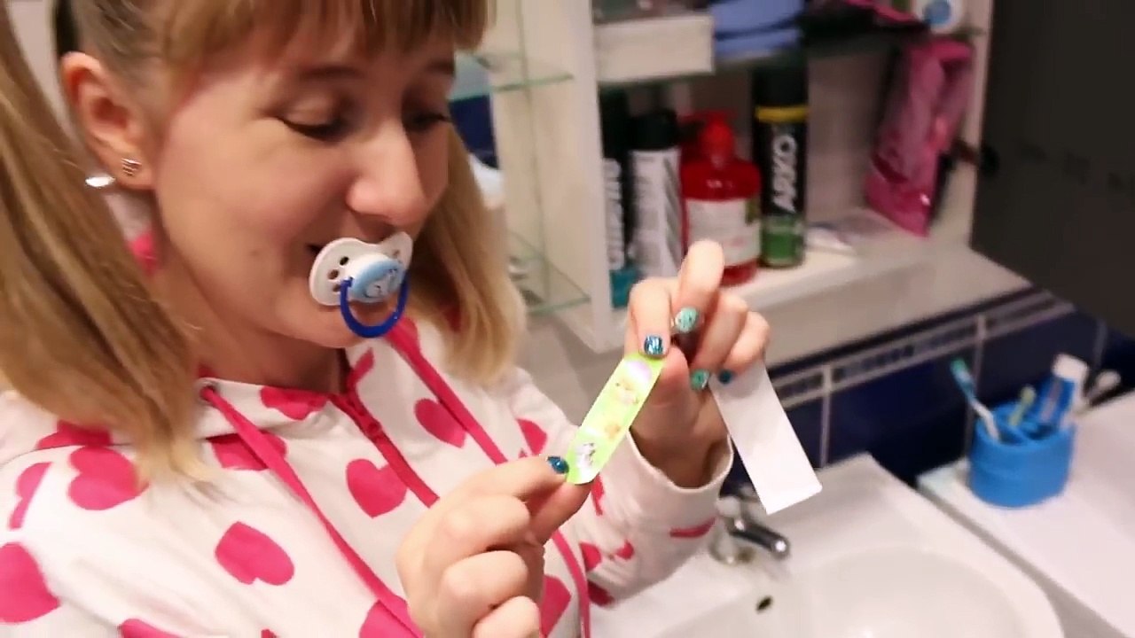 Bad Baby School Lunch Food Fight Victoria Annabelle Toy Freaks Hidden