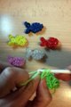 COMO HACER PECES DE GOMITAS (LIGAS) CHARMS CON DOS TENEDORES. (FISH CHARM) TUTORIAL DIY