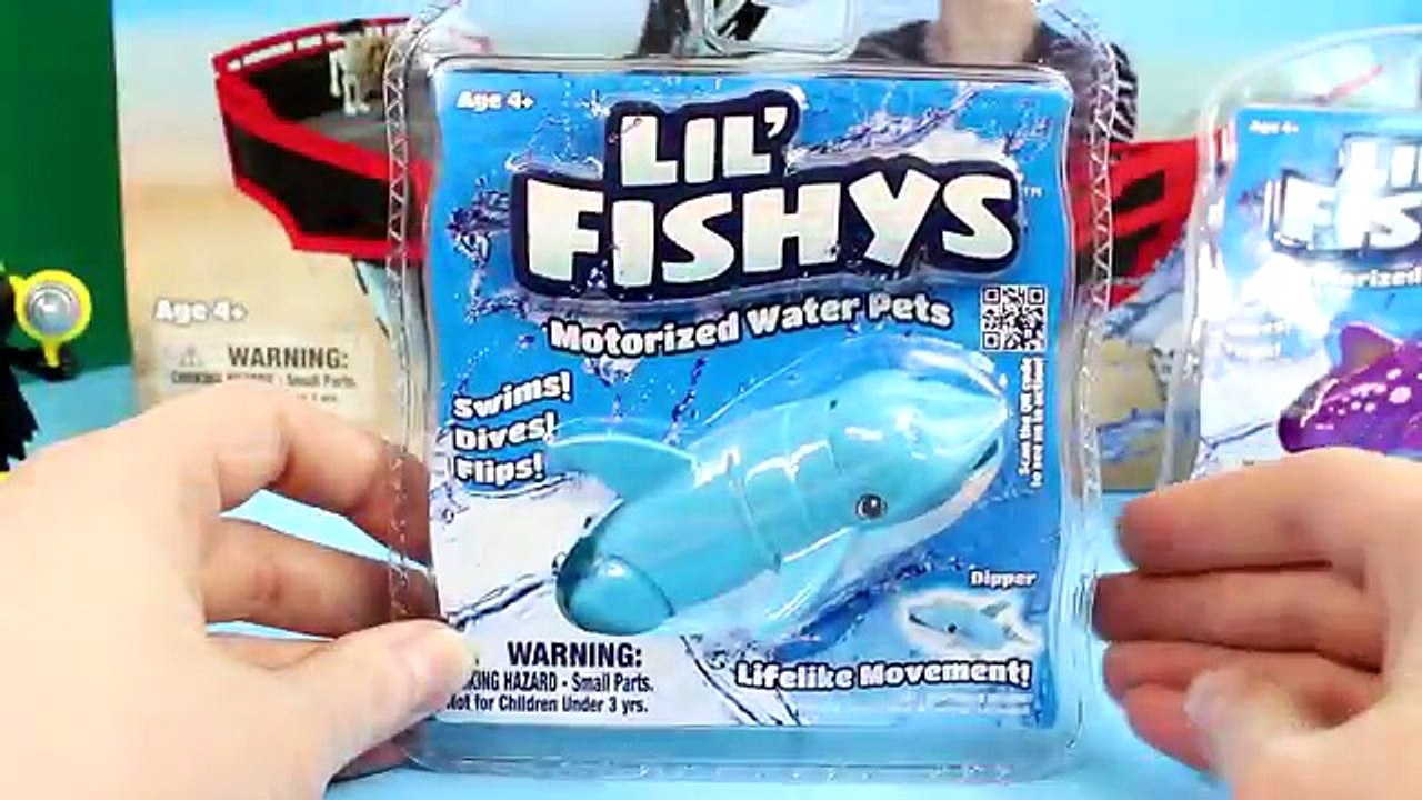 Et homme chauve-souris des voitures poisson aller navire la natation jouets Imaginext disney pixar mater lil fishys pirate |