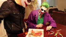 Bébé mal bats toi aliments vie maman film réal super-héros contre joker joker