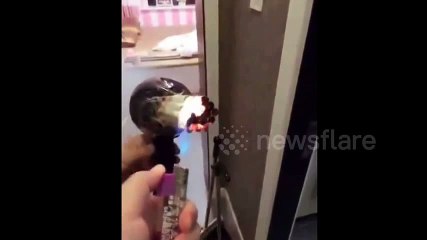 Kocasına Saç Kurutma Makinesi İle Sigara Servisi Yapan Kadın-1