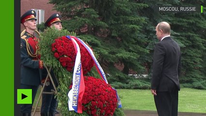 Vladimir Poutine, immobile sous une pluie battante