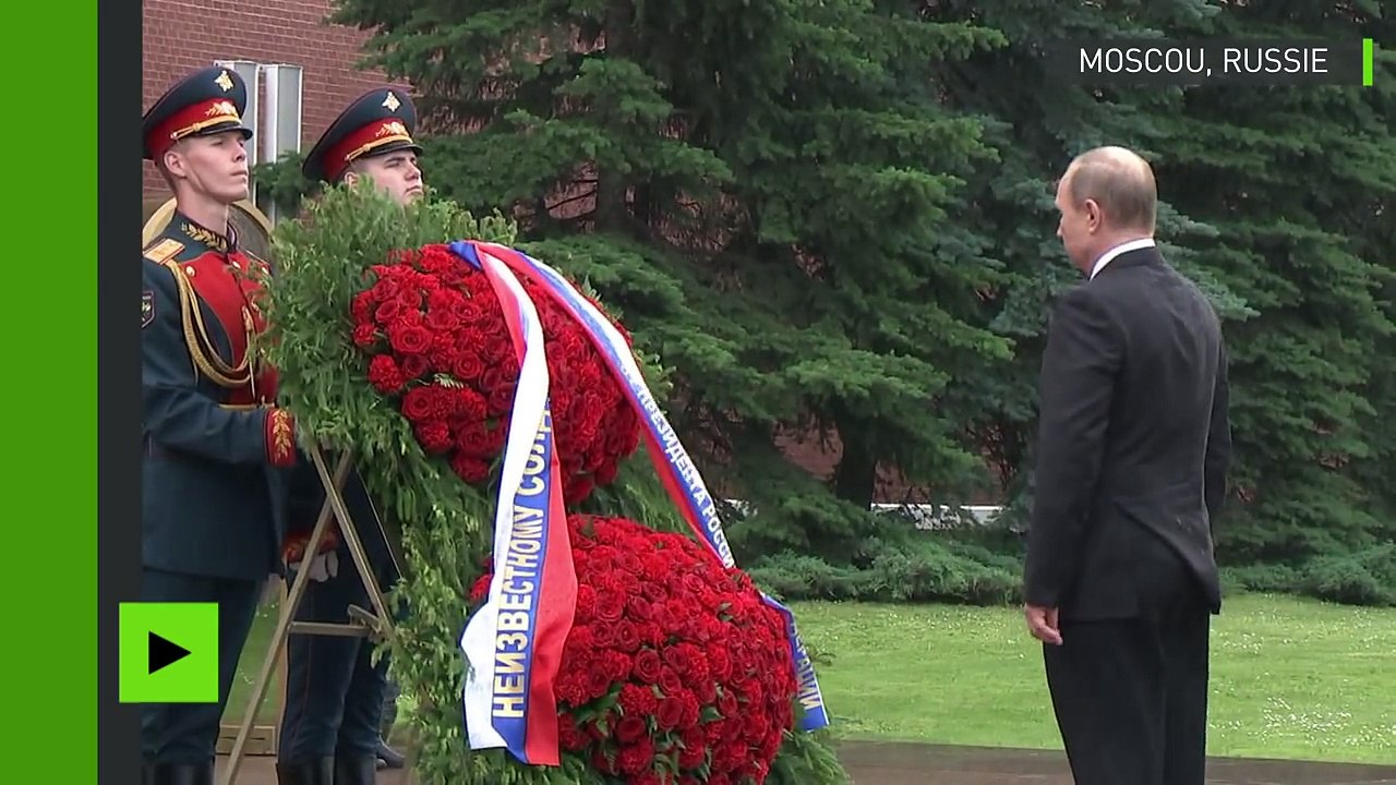 Vladimir Poutine, immobile sous une pluie battante