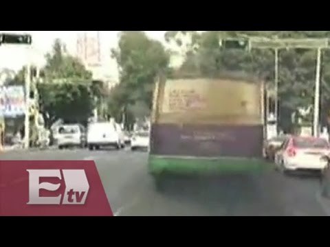 Camión del transporte público emite gases contaminantes en plena contingencia/ Yazmín Jalil