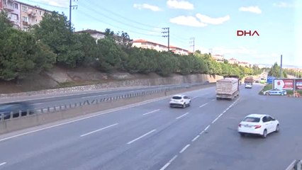 Kocaeli'nde Yol Kenarlarına Maket Trafik Polisi Aracı Konuldu