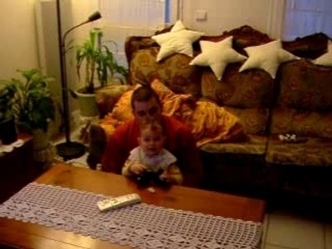 Je joue à la playstation avec Papa.