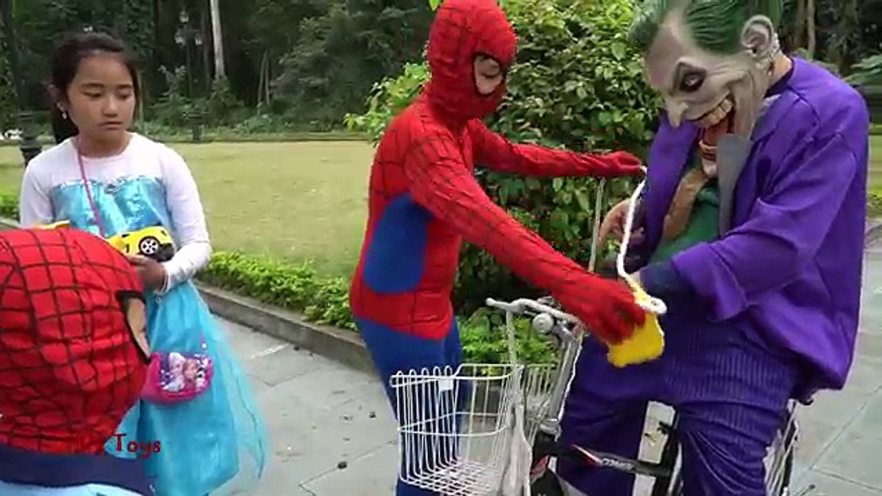 Bebé congelado Policía cárcel nieve hombre araña Blanco elsa policía charla cautiverio que las arañas